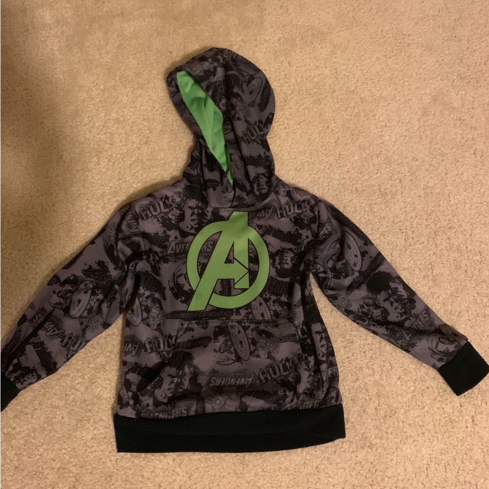 Boys Size 4/5 Avengers hoodie sweater w/ front pockets